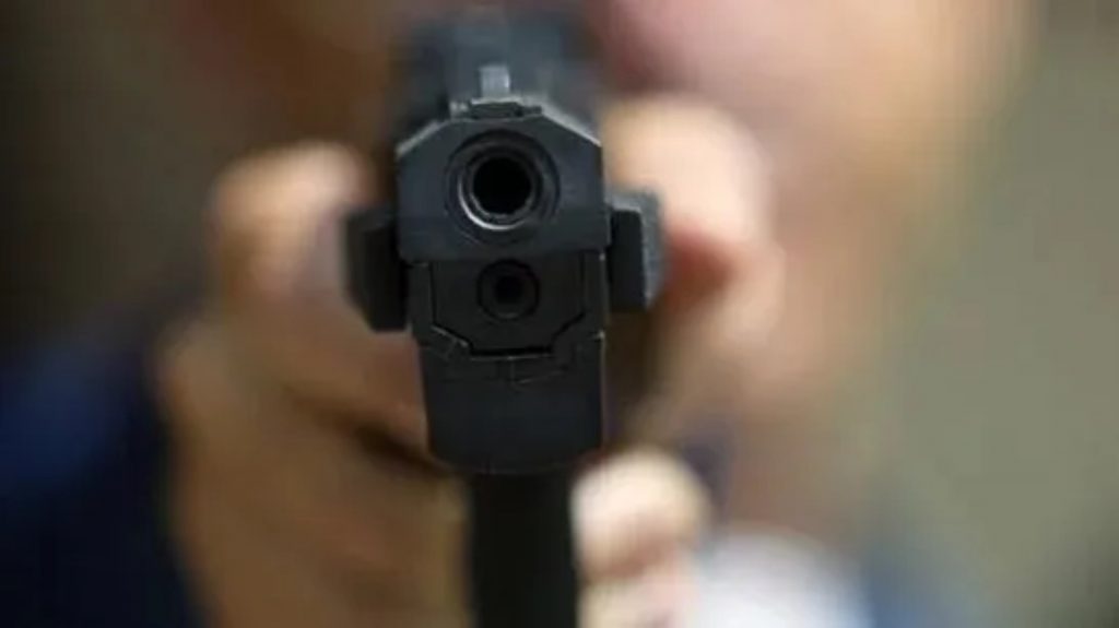 Bandidos armados assaltam motorista de aplicativo e roubam veículo em Cascavel