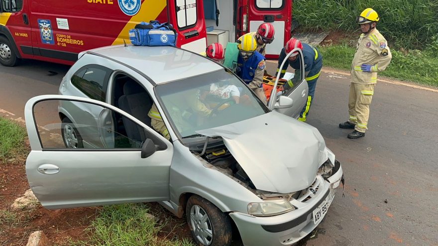 Mulher fica ferida ao bater carro contra poste no Contorno Oeste