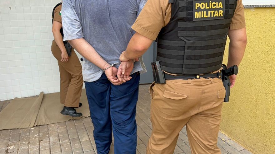 Homem é preso por ameaçar a companheira com uma faca