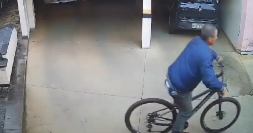 Ladrão é flagrado por câmeras forçando o portão e furtando uma bicicleta no Ciro Nardi