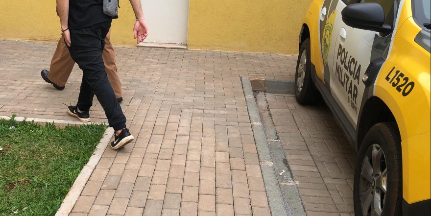 Rapaz é preso com porção de droga em posto de combustíveis na Avenida Brasil