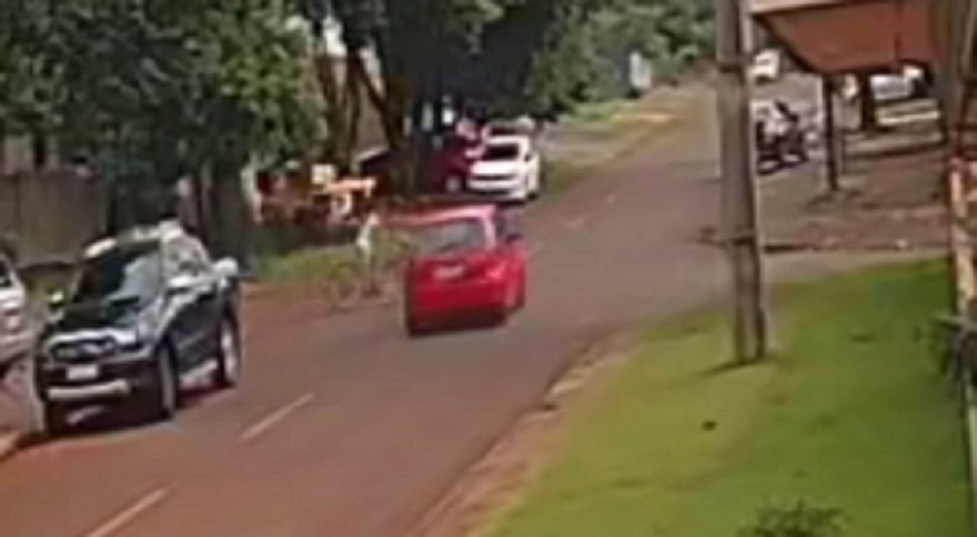 Veja momento do acidente na Rua Acelino Almeida que deixou adolescente ferido