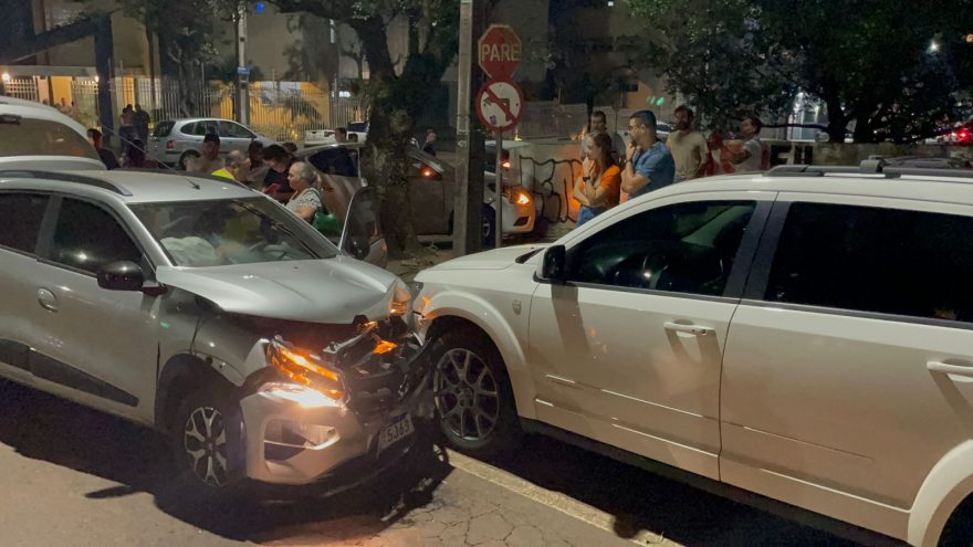 Três carros se envolvem em forte batida no Centro