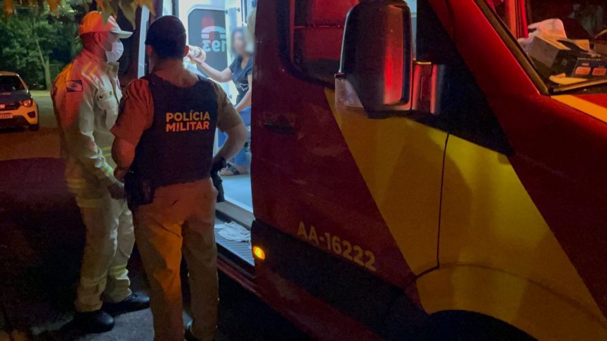 Mulher é socorrida pelo Siate após ser agredida na rua Suína