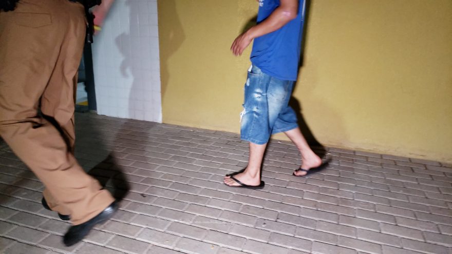 Motociclista é detido após colidir em carro estacionado na Avenida Papagaios