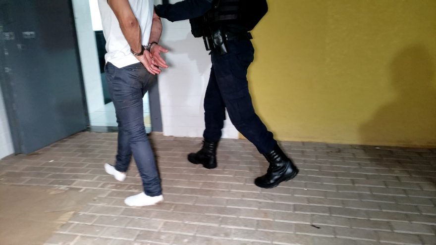 Homem se “exibe” com outra para a ex na balada, mas acaba detido por descumprir medida protetiva