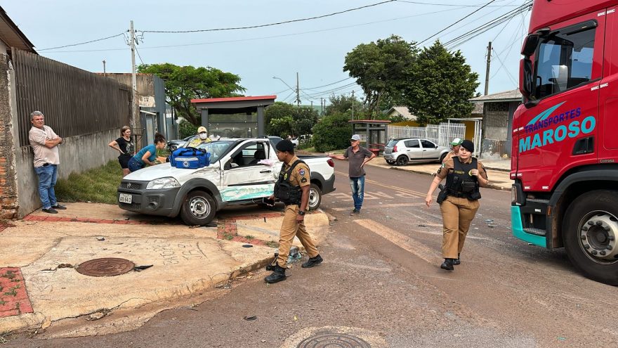 Homem fica ferido em acidente entre Strada e caminhão no Interlagos
