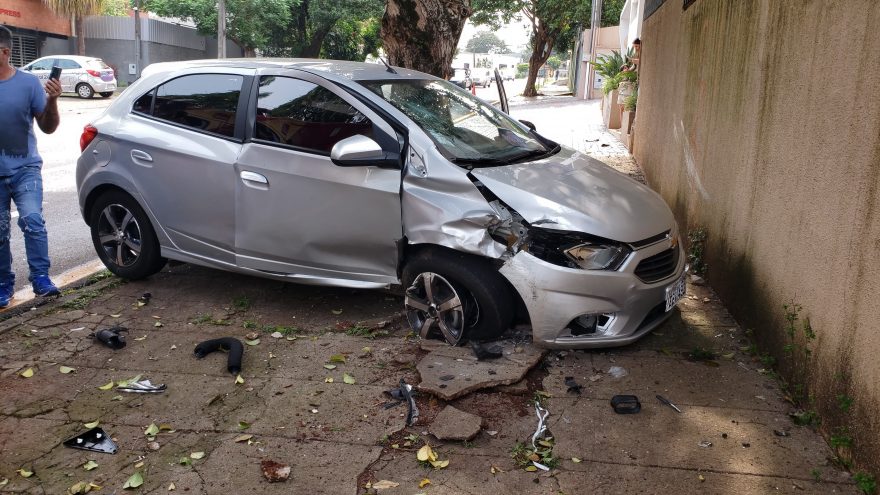 Idosa fica ferida ao colidir Onix contra muro no Centro