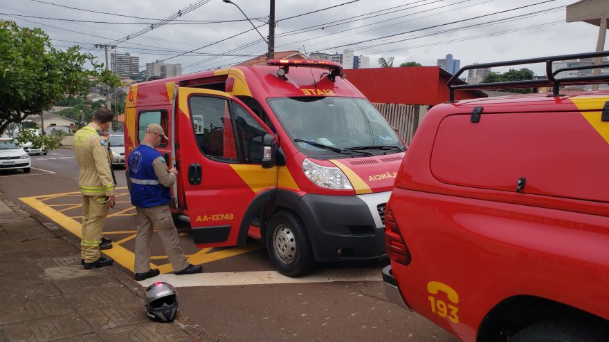 Jovem fica ferido após colisão na Rua Vitória, ao lado do Quartel do Corpo de Bombeiros