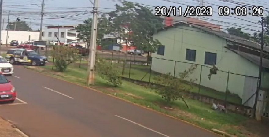 Câmera flagra tentativa de furto e abordagem de ladrão na Secretaria de Obras