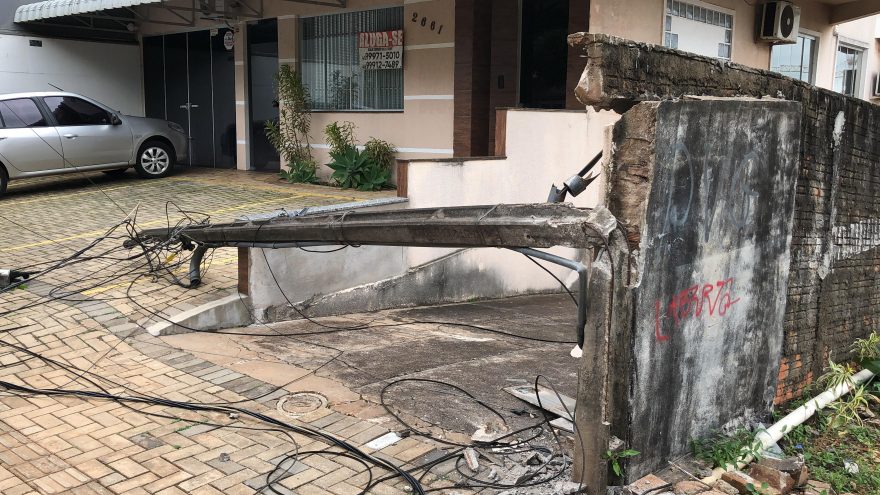Durante manutenção na rede elétrica, fios ficam suspensos e caminhão derruba poste ao enroscar em cabos