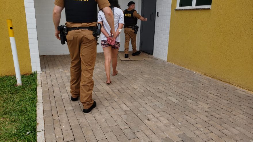 Jovem que bateu na própria mãe no Cascavel Velho é levada à Delegacia de Polícia Civil