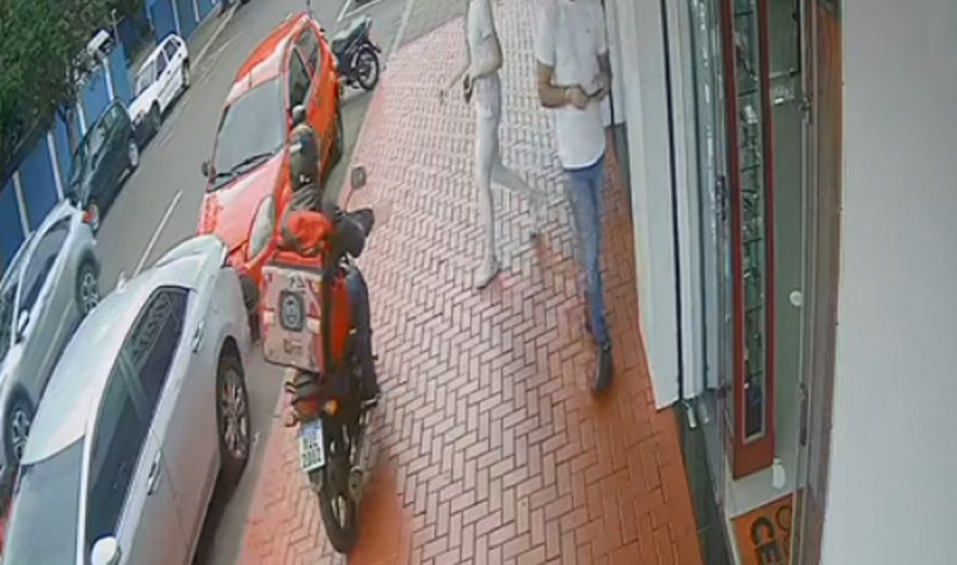 Imprudência: Mulher quase é atropelada por moto na calçada