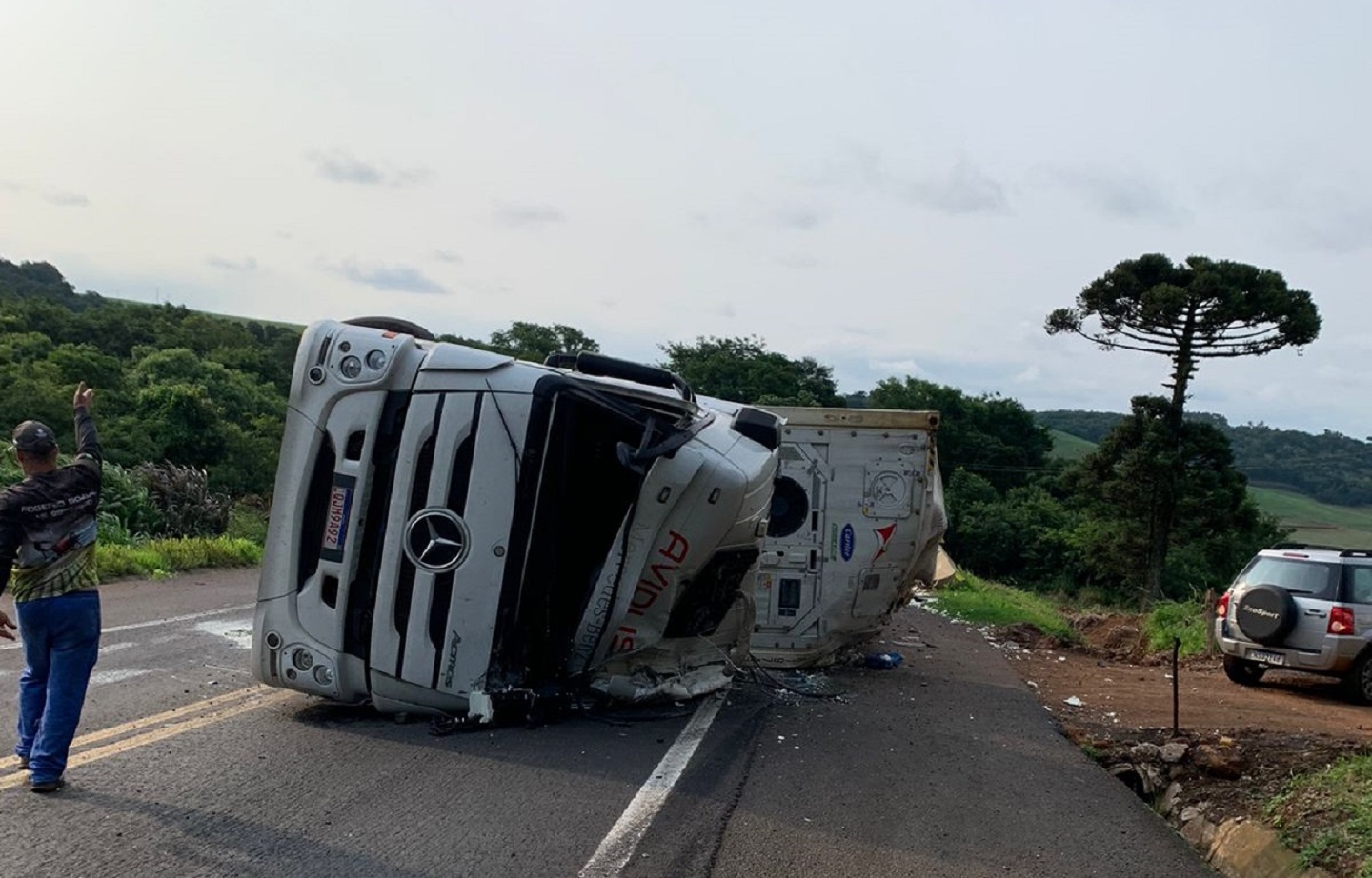 Motorista de caminhão morre em tombamento de veículo em Galvão