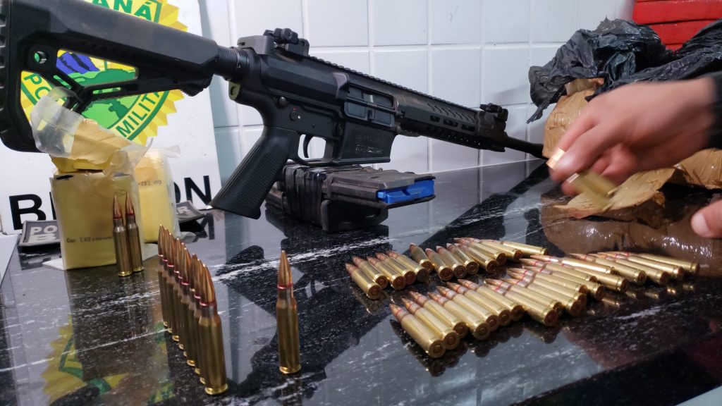 PM apreende Fiat Toro com fuzil, mil munições e quase uma tonelada de maconha