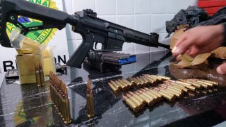 PM apreende Fiat Toro com fuzil, mil munições e quase uma tonelada de maconha
