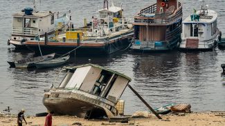 Com seca no Amazonas, ribeirinhos têm dificuldades para se locomover