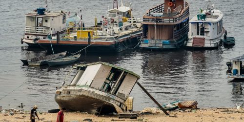 Imagem referente a Com seca no Amazonas, ribeirinhos têm dificuldades para se locomover