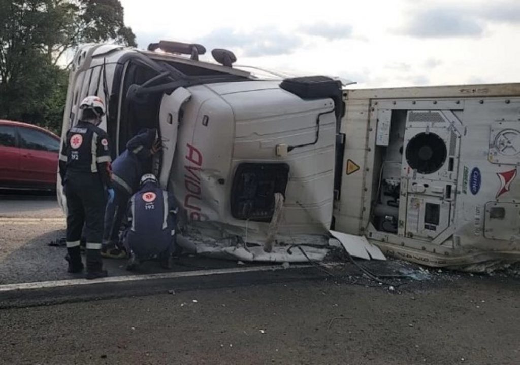 Motorista morre após carreta tombar na BR-277 em Guaraniaçu