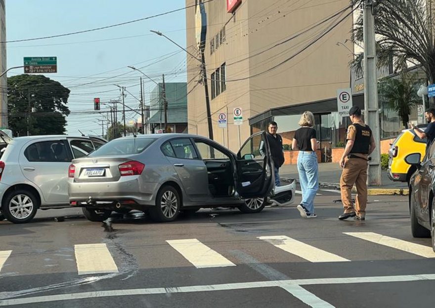 Carros se envolvem em colisão ao lado do Shopping JL