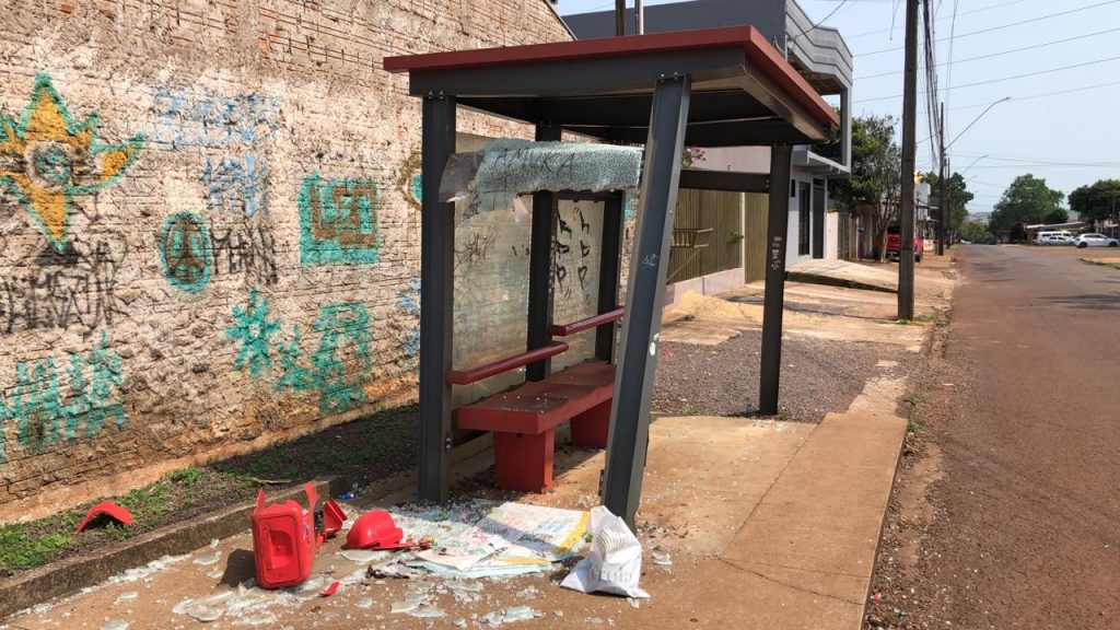 Ponto de ônibus amanhece destruído na Rua Panamá