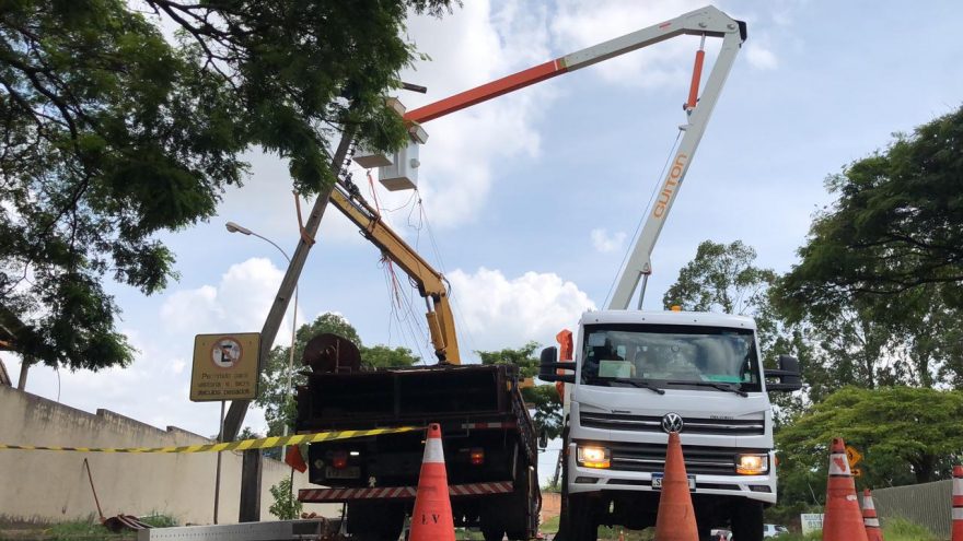Bairro Santo Onofre fica sem energia elétrica após queda de poste elétrico