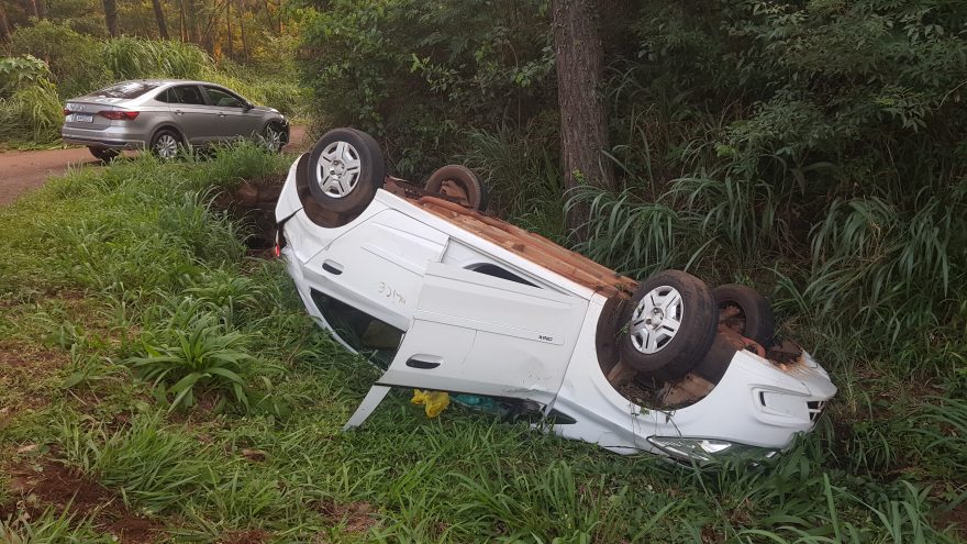 Onix capota após colisão traseira na PR-180, em Cascavel