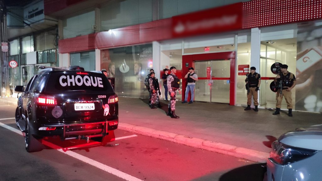 PM auxilia após registro de fumaça em agência bancária no centro