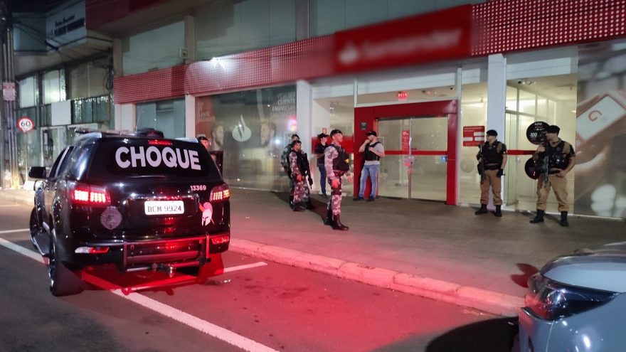 PM auxilia após registro de fumaça em agência bancária no centro