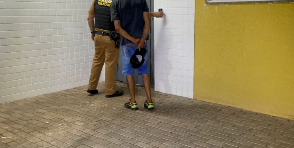 Com celular furtado e porção de crack, suspeito é detido durante operação da PM