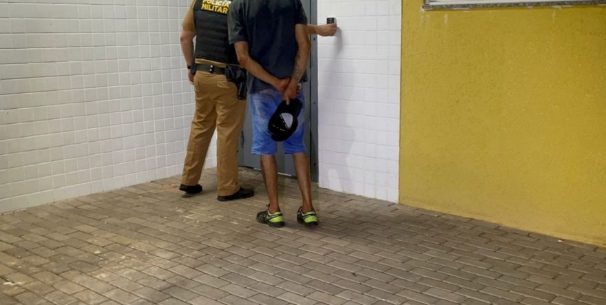 Com celular furtado e porção de crack, suspeito é detido durante operação da PM