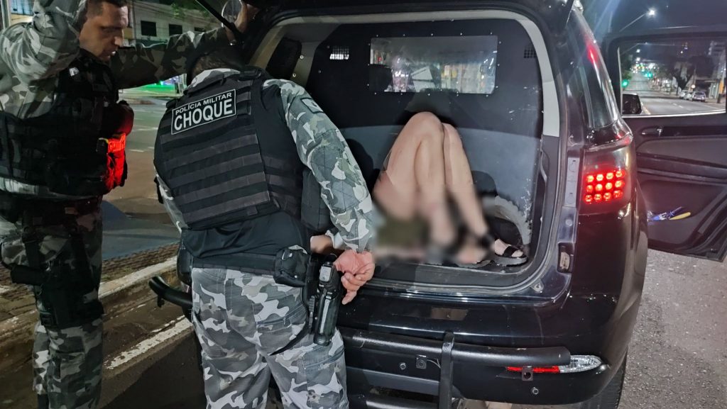 Mulher ‘surta’ após abordagem da Choque, resiste à detenção e danifica viatura