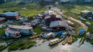 Rio Negro sobe lentamente e pescadores esperam retomar rotina