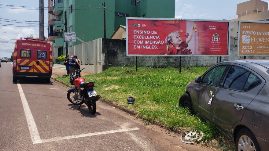 Moto atinge porta de automóvel e mulher fica ferida no Coqueiral