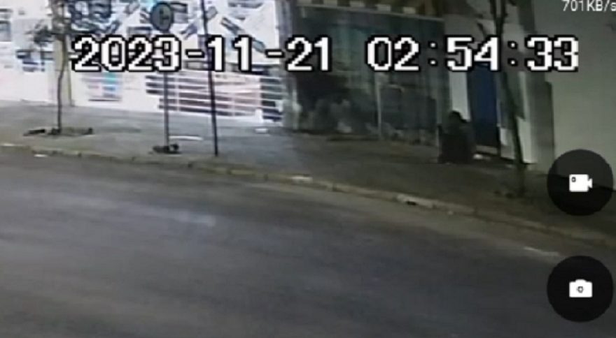 Câmera flagra ladrões arrombando estabelecimento no Centro