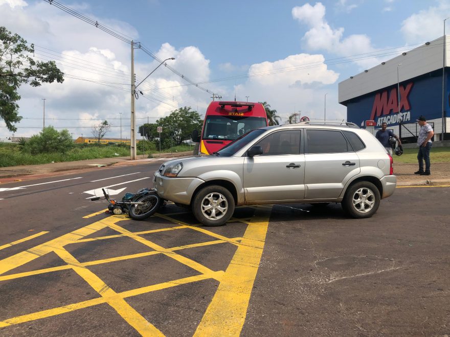 Moto vai parar embaixo de veículo na Avenida Tito Muffato