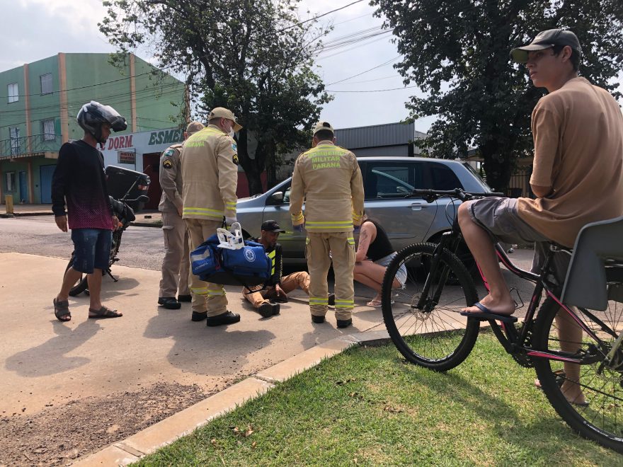 Jovem fica ferido após nova colisão entre carro e moto no Santa Cruz