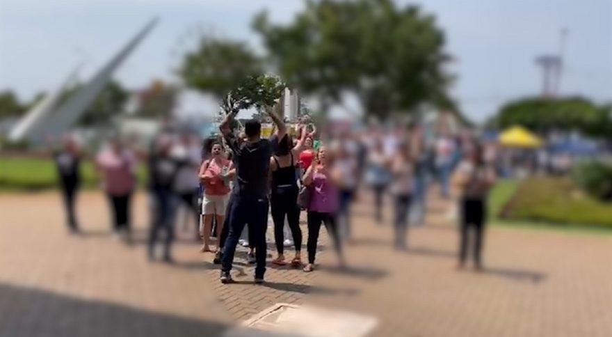 Suposto assessor do vereador Edson Souza aparece “agitando” servidores em manifestação