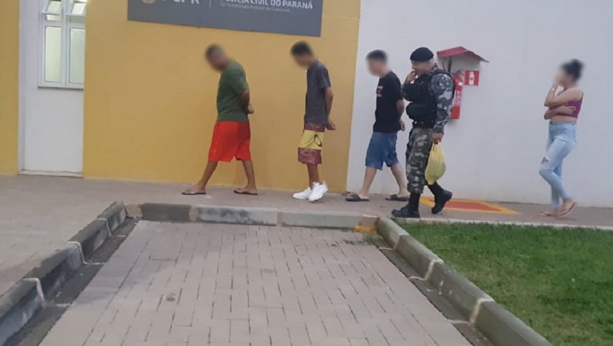 Indivíduos em posse de drogas são detidos no bairro Floresta