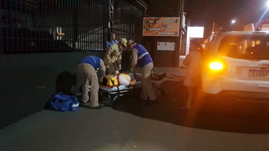 Motociclista fica ferido ao se envolver em acidente de trânsito na rua Rio da Paz