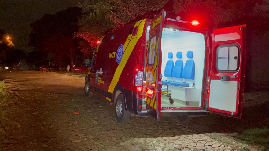 Homem é atingido por chaminé de churrasqueira pré-moldada e sofre fratura no pé