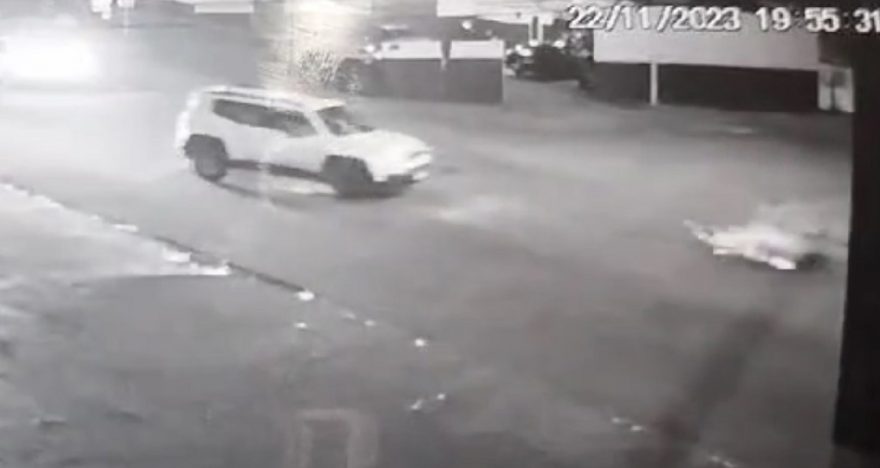 Câmera flagra momento em que motociclista é atingido por Renegade na Rio da Paz