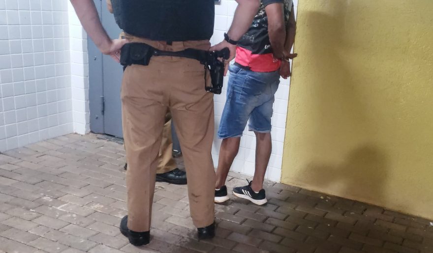 Homem é preso após abandono de incapaz em veículo