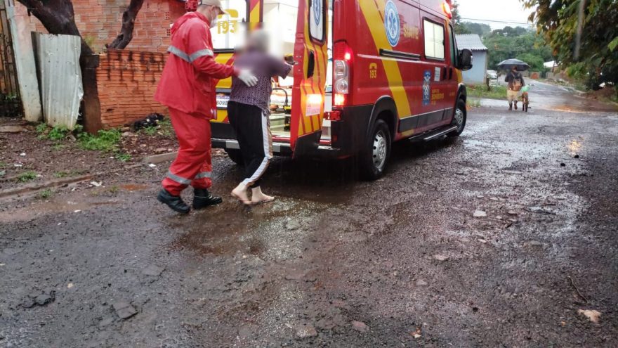 Idosa cai de nuca na sala e precisa ser socorrida pelo Siate no bairro São Cristóvão