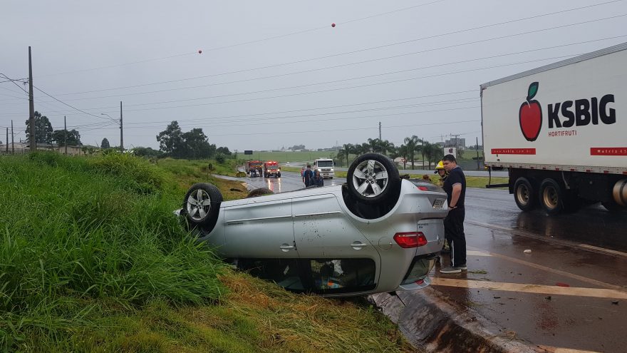 Vítima é atropelada na BR-467 e carro capota na sequência