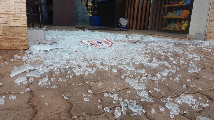 Por moedas e salgadinhos, estabelecimento é arrombado na Avenida Brasil