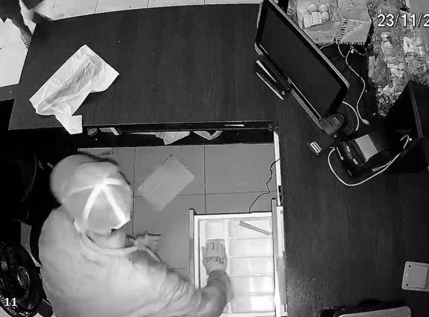Vídeo mostra ladrões arrombando casa de carnes no Centro e levando dinheiro do caixa