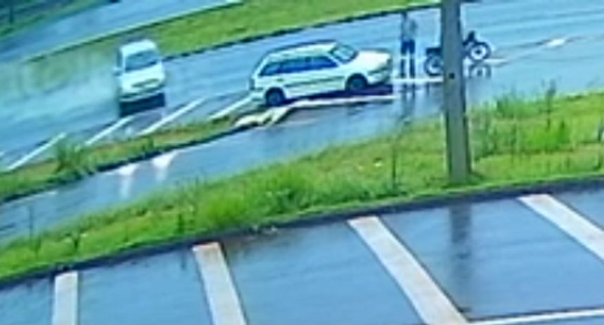 Impressionante: Vídeo mostra momento em que carro aquaplana e atropela homem na BR-467