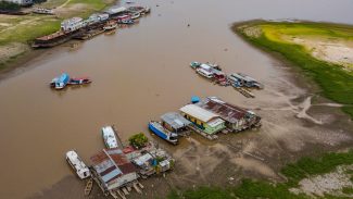 Após sofrer com nuvem de fumaça, chove em Manaus