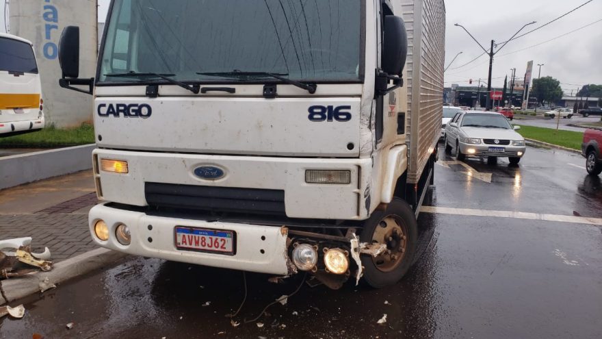 Caminhões se envolvem em colisão na Avenida Rocha Pombo